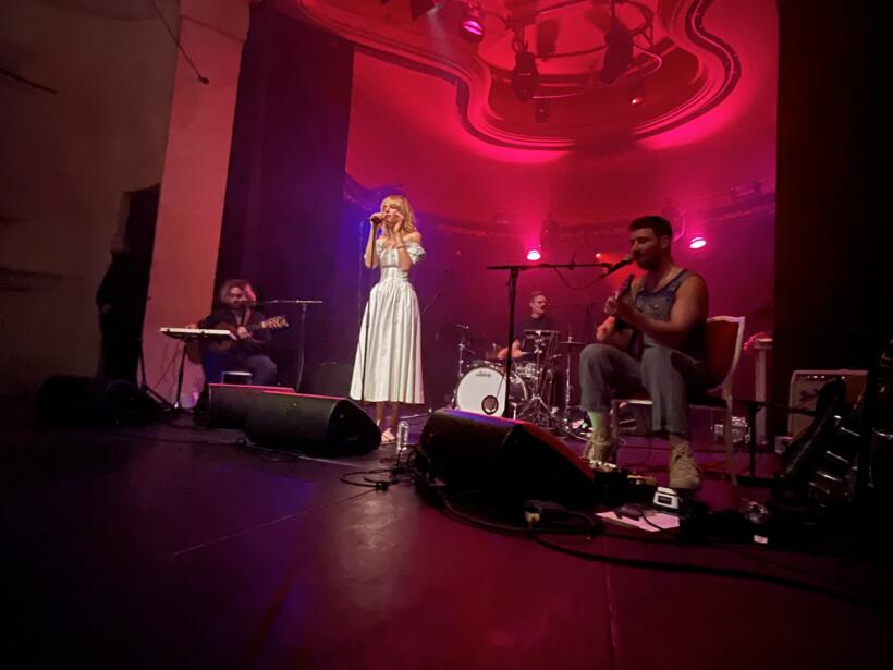 Maya Hawke live Berlin 2023 Metropol by Werner Herpell Sounds & Books