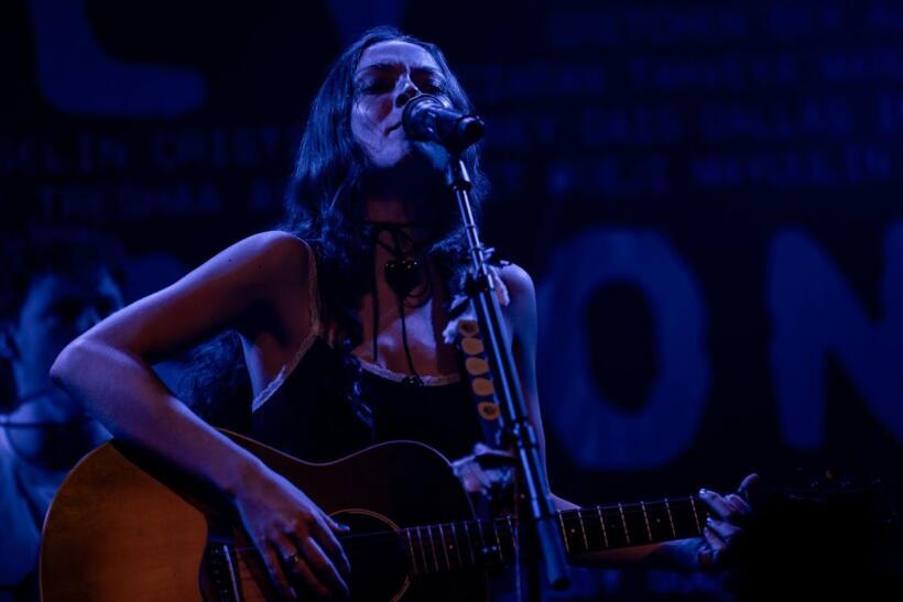 Holly Humberstone live Hamburg 2024 Knust by Niko Schmuck Sounds & Books