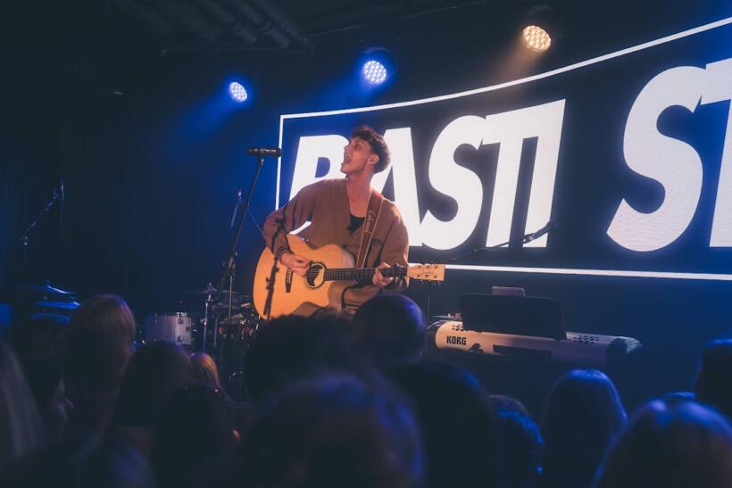 Basti Stein live Hamburg 2025 Kent Club by Niko Schmuck Sounds & Books