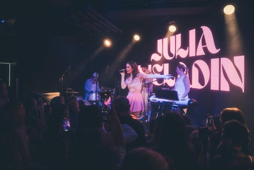 Julia Meladin live Hamburg 2025 Kent Club by Niko Schmuck Sounds & Books
