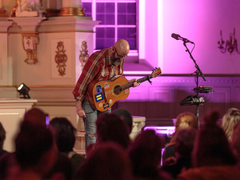 William Fitzsimmons live Hamburg 2025 Popseasons Christianskirche by Wanja Wiese Sounds & Books